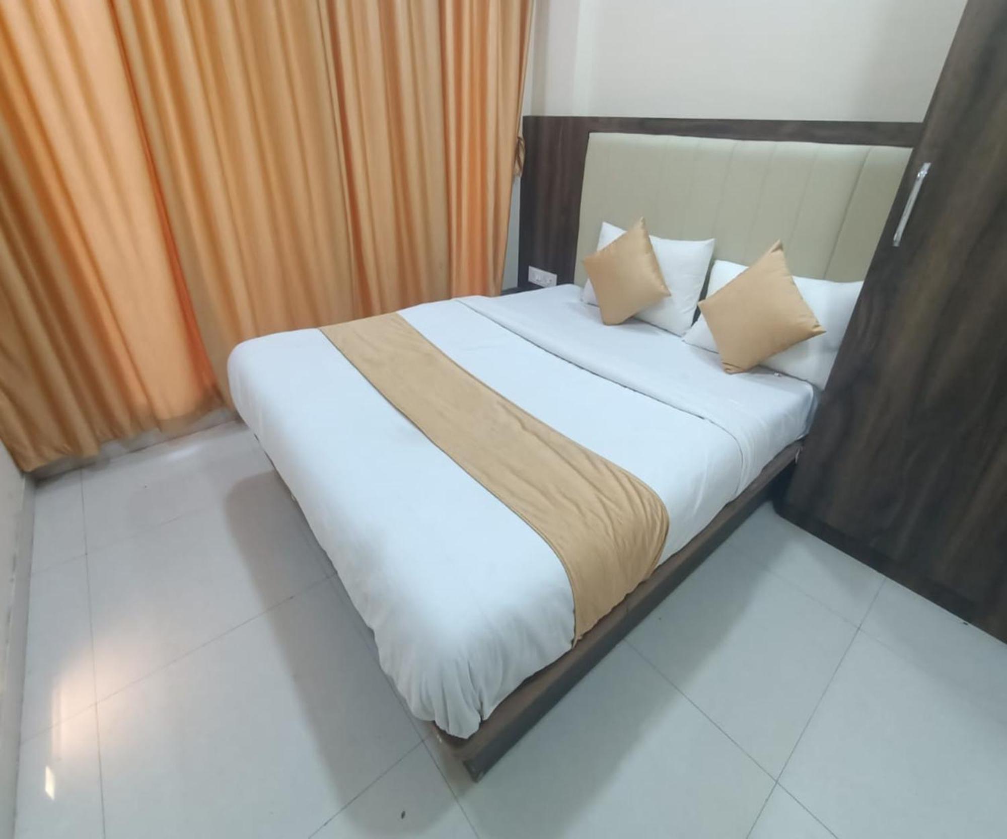 Hotel Om Sai Нави Мумбаи Экстерьер фото