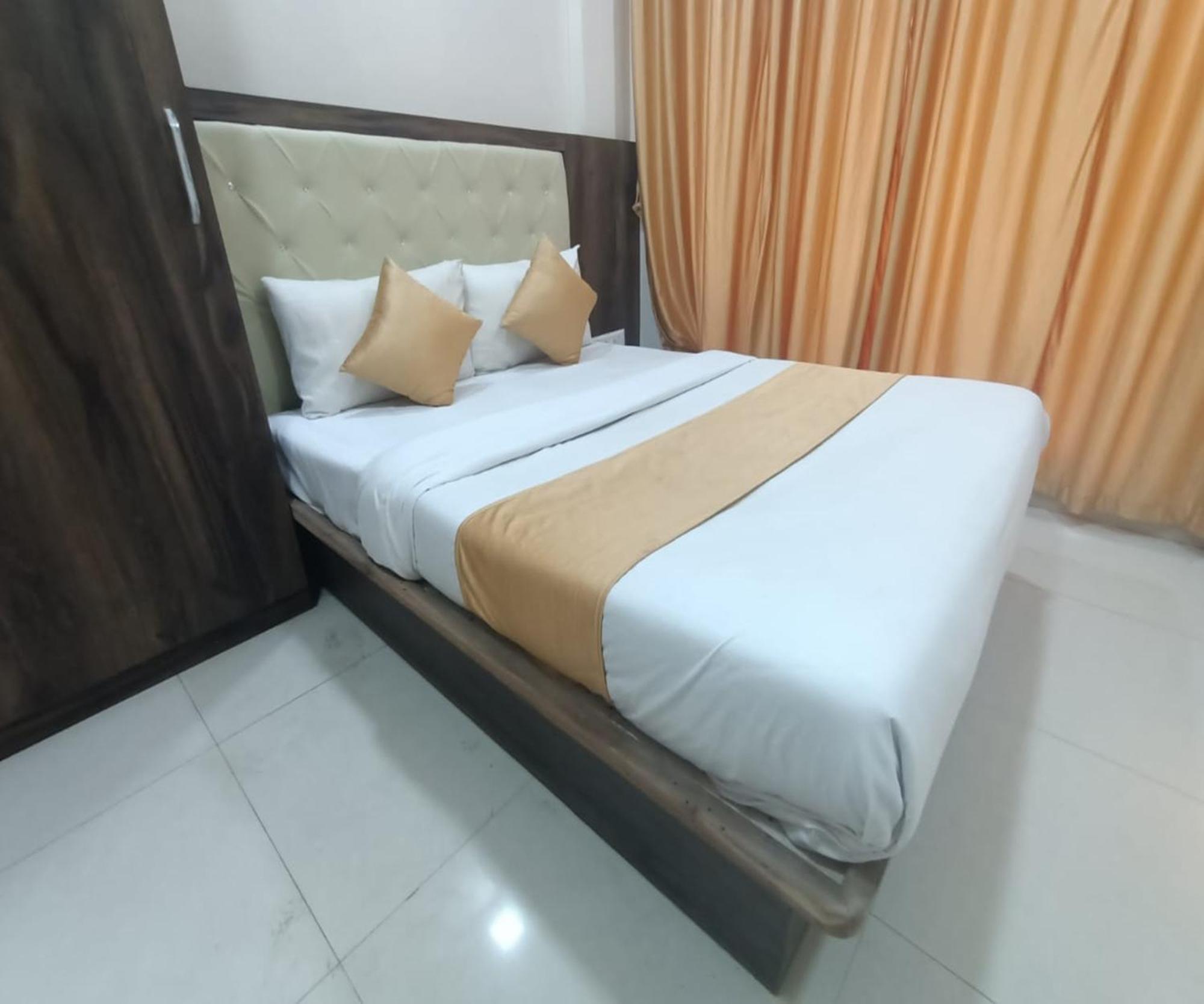 Hotel Om Sai Нави Мумбаи Экстерьер фото