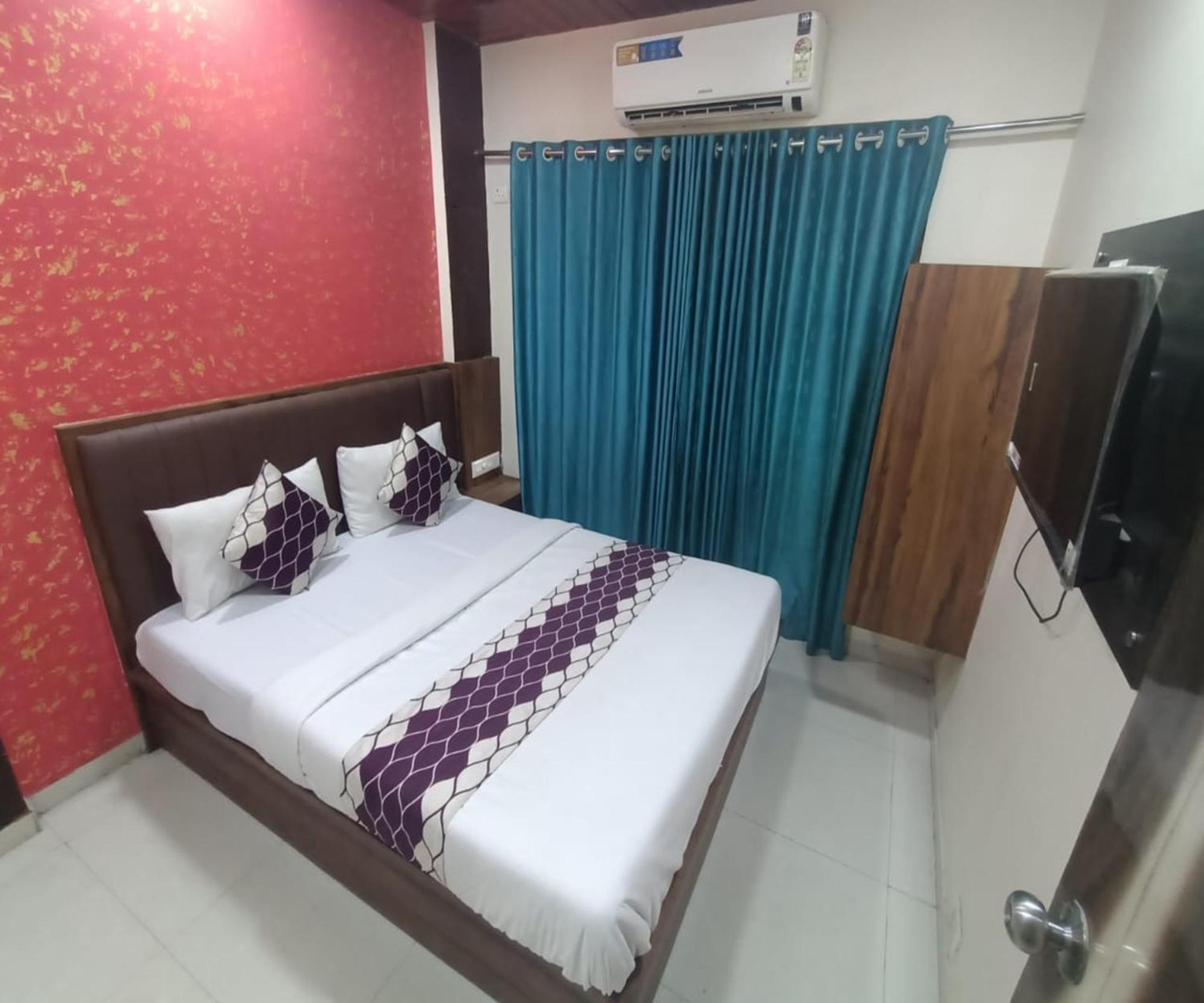 Hotel Om Sai Нави Мумбаи Экстерьер фото