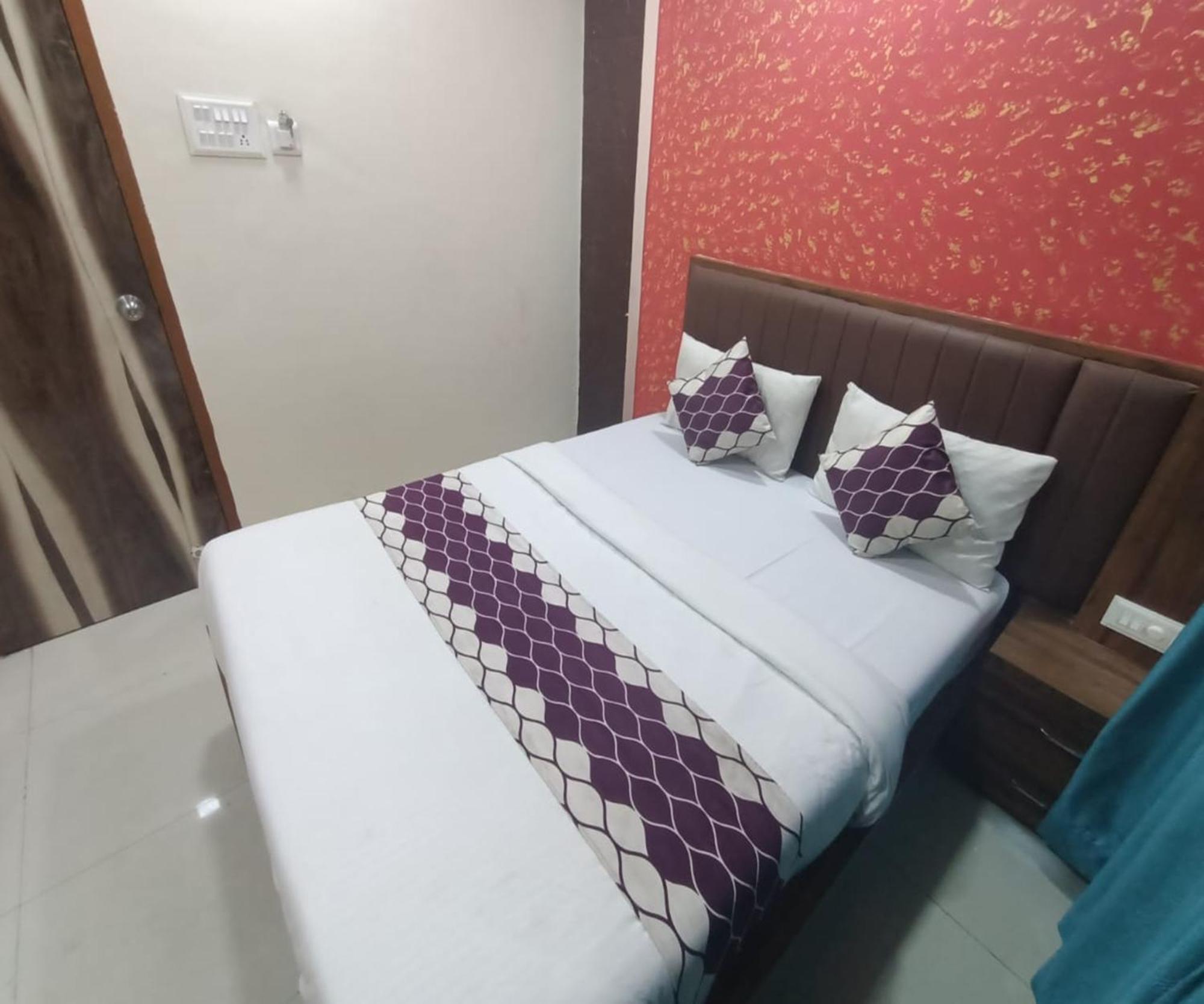 Hotel Om Sai Нави Мумбаи Экстерьер фото